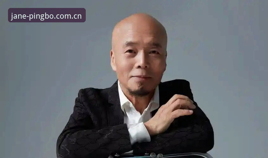 老周是个老球痞，看了二十年球，昨儿半夜给我发消息：“亚洲球队这届世界杯，开头那两天我还以为要变天，结果一回头全躺平了。”他手机屏幕上还亮着赛后数据页，红红绿绿的积分条码一样列着。我回他一句：“你再看一眼卡塔尔的失球数。”他没声了。